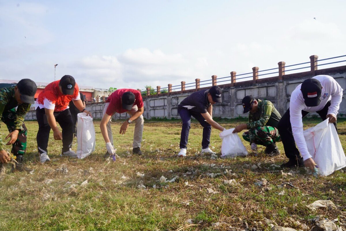 Bupati Klungkung I Made Satria memimpin aksi bersih sampah plastik di kawasan PKB dan Sungai Unda dalam rangka memperingati Tumpek Wayang serta meningkatkan kepedulian masyarakat terhadap lingkungan.