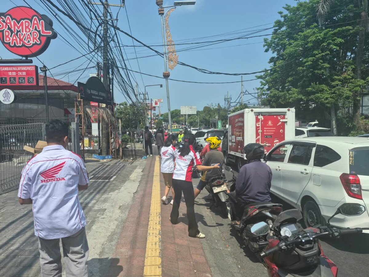 Melalui Honda Peduli, Astra Motor Bali bersama jaringan Honda dan AHASS membagikan air mineral dan makanan kepada masyarakat yang mengantre BBM di sejumlah SPBU di Bali. Melalui Honda Peduli, Astra Motor Bali bersama jaringan Honda dan AHASS membagikan air mineral dan makanan kepada masyarakat yang mengantre BBM di sejumlah SPBU di Bali.