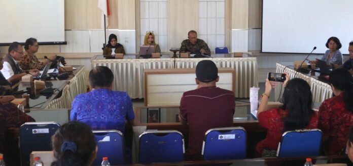 Dinkes Buleleng menggandeng Kemenko PMK RI untuk memperkuat penerapan PHBS dalam upaya mencegah penularan rabies yang masih tinggi. Dinkes Buleleng menggandeng Kemenko PMK RI untuk memperkuat penerapan PHBS dalam upaya mencegah penularan rabies yang masih tinggi.
