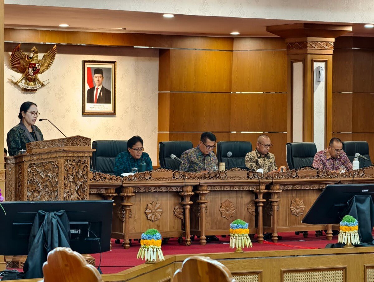 DPRD Bali menyoroti RAPBD 2027 yang menghadapi penurunan pendapatan dan transfer pusat, serta mempertanyakan kecukupan anggaran untuk infrastruktur, layanan publik, dan pemerataan pembangunan antarwilayah.