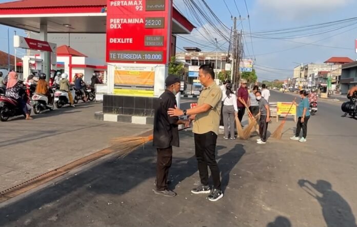 Bupati Jembrana I Made Kembang Hartawan mengajak ASN dan masyarakat bergotong royong membersihkan sampah di kawasan SPBU yang menumpuk akibat antrean panjang kendaraan saat terjadi kelangkaan BBM.