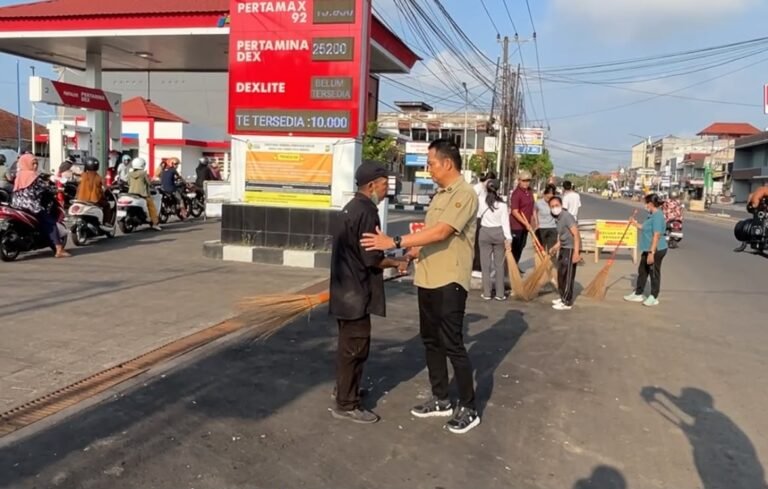 Bupati Jembrana I Made Kembang Hartawan mengajak ASN dan masyarakat bergotong royong membersihkan sampah di kawasan SPBU yang menumpuk akibat antrean panjang kendaraan saat terjadi kelangkaan BBM.