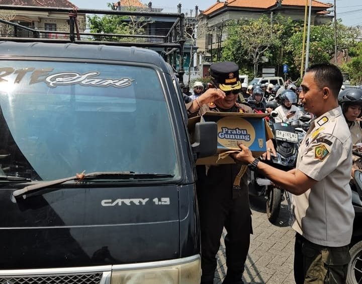 Pemkab Jembrana berupaya menjaga kondusivitas dan kelancaran pelayanan publik di tengah antrean panjang BBM melalui penyesuaian sistem kerja dan pengamanan di SPBU. Pemkab Jembrana berupaya menjaga kondusivitas dan kelancaran pelayanan publik di tengah antrean panjang BBM melalui penyesuaian sistem kerja dan pengamanan di SPBU.
