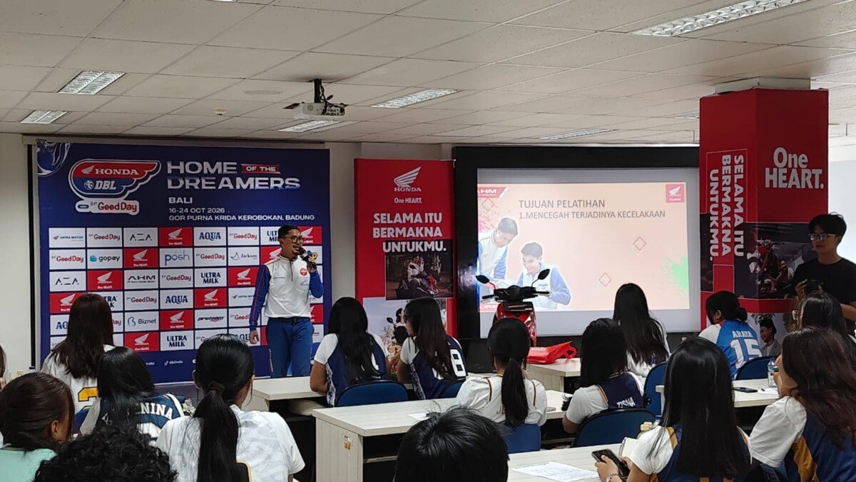Astra Motor Bali membekali pelajar dan supporter dengan edukasi safety riding agar tetap tertib, fokus, dan mengutamakan keselamatan saat berkendara menuju maupun pulang dari pertandingan. Astra Motor Bali membekali pelajar dan supporter dengan edukasi safety riding agar tetap tertib, fokus, dan mengutamakan keselamatan saat berkendara menuju maupun pulang dari pertandingan.