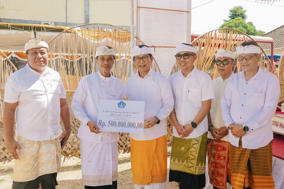 Bantu Krama Desa Adat Taman, Bupati Badung Salurkan Hibah Rp 500 Juta Bantu Krama Desa Adat Taman, Bupati Badung Salurkan Hibah Rp 500 Juta