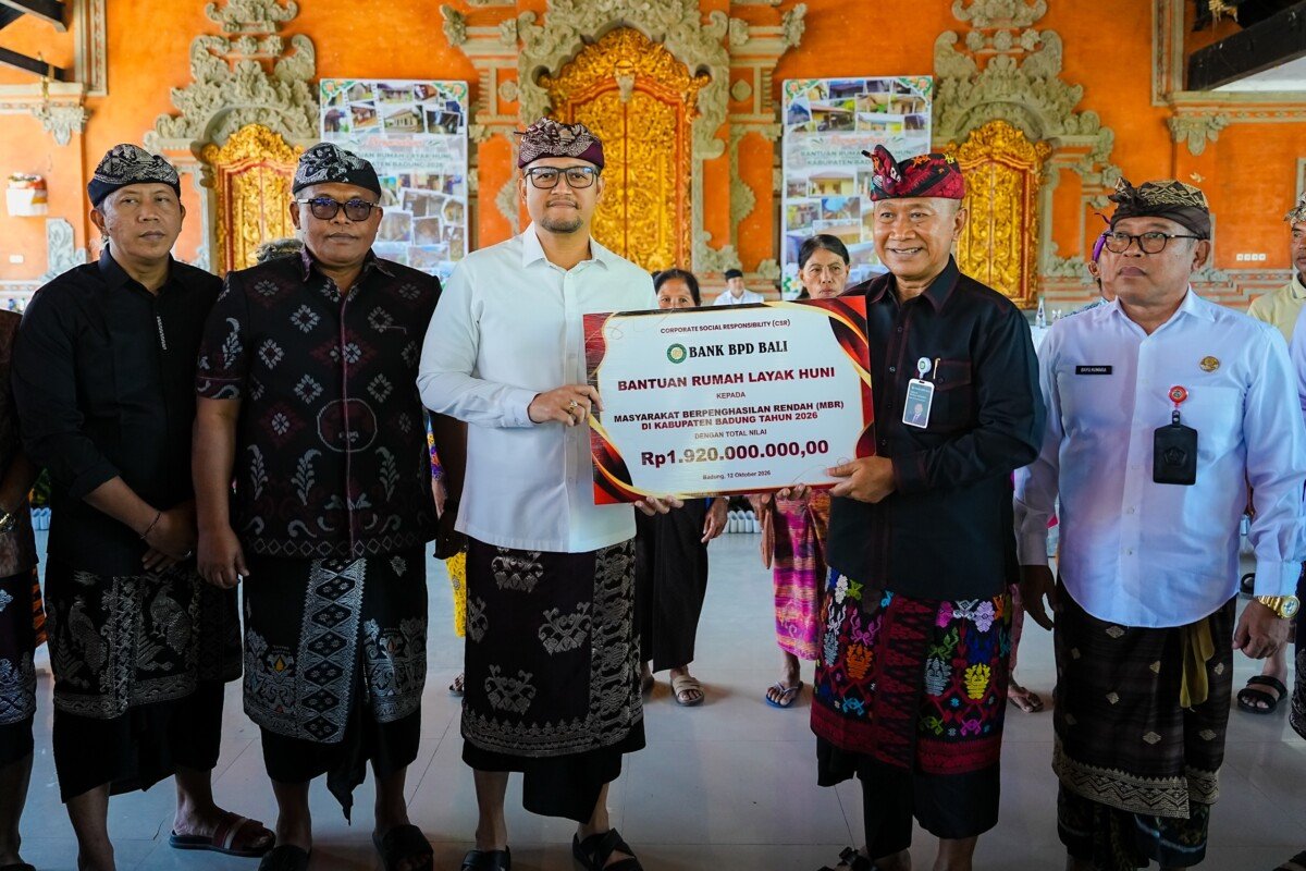 Wabup Bagus Alit Sucipta saat Penyerahan BRLH Kabupaten Badung Tahun 2026 dan bantuan sosial bagi penyandang disabilitas di Wantilan Giri Mandala, Desa Adat Sembung Sobangan, Kecamatan Mengwi, Senin (12/10). Wabup Bagus Alit Sucipta saat Penyerahan BRLH Kabupaten Badung Tahun 2026 dan bantuan sosial bagi penyandang disabilitas di Wantilan Giri Mandala, Desa Adat Sembung Sobangan, Kecamatan Mengwi, Senin (12/10).
