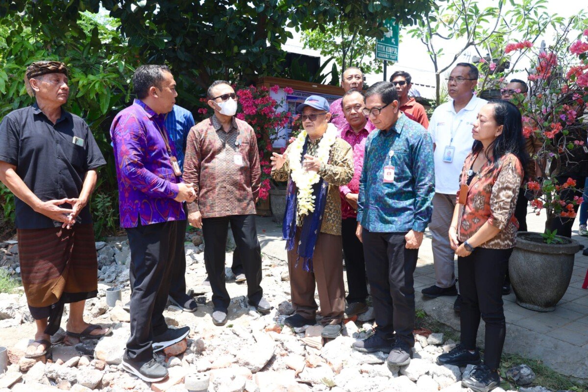 Wali Kota Denpasar I Gusti Ngurah Jaya Negara mendampingi Mendikdasmen Abdul Mu’ti meninjau proyek revitalisasi SD Negeri 15 Dangin Puri untuk meningkatkan sarana pendidikan.