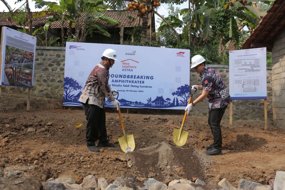 Peletakan batu pertama secara simbolis oleh Chief of Corporate Affairs Astra Boy Kelana Soebroto (kanan) bersama Kepala Desa Kemiren Mohammad Arifin (kiri) pada 9 Oktober 2026. Peletakan batu pertama secara simbolis oleh Chief of Corporate Affairs Astra Boy Kelana Soebroto (kanan) bersama Kepala Desa Kemiren Mohammad Arifin (kiri) pada 9 Oktober 2026.