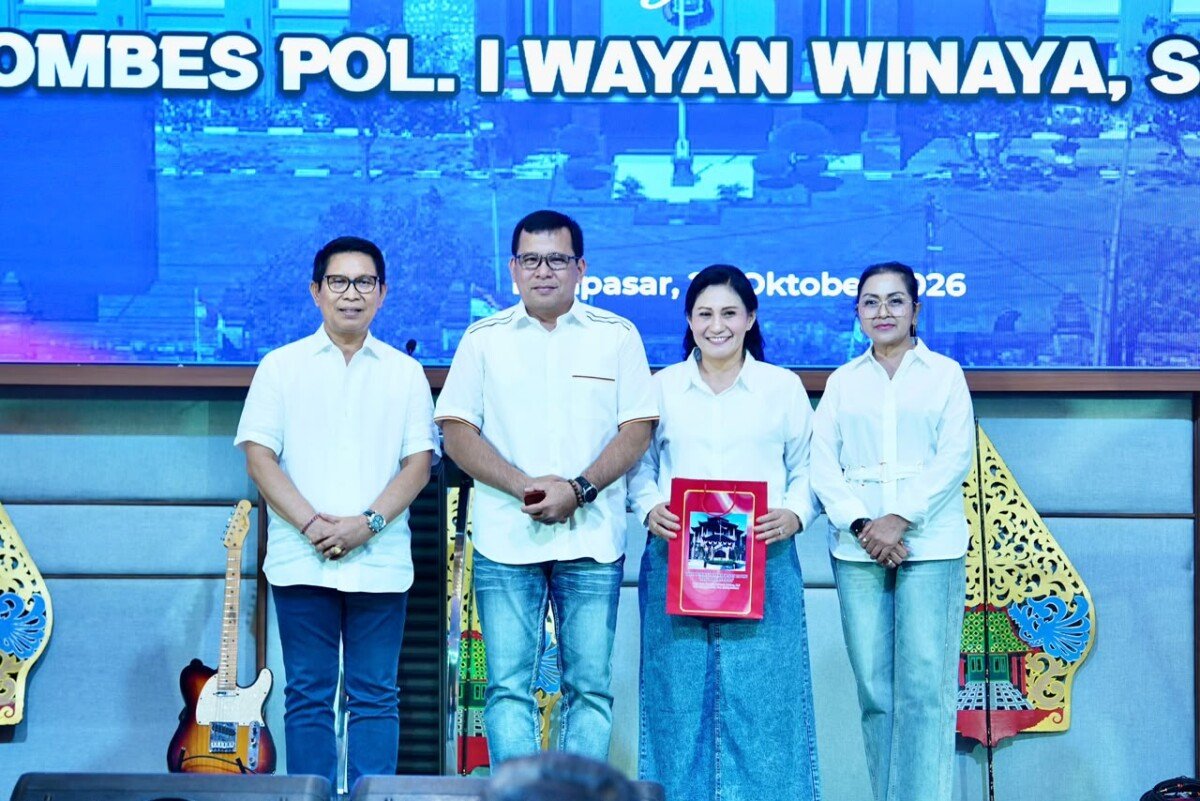 Bupati Wayan Adi Arnawa bersama Wabup Bagus Alit Sucipta dan Ketua DPRD Badung I Gusti Anom Gumanti saat menghadiri acara kenal pamit Kapolresta Denpasar di Bali Dynasty Resort, Tuban, Kuta, Selasa (20/10). Bupati Wayan Adi Arnawa bersama Wabup Bagus Alit Sucipta dan Ketua DPRD Badung I Gusti Anom Gumanti saat menghadiri acara kenal pamit Kapolresta Denpasar di Bali Dynasty Resort, Tuban, Kuta, Selasa (20/10).
