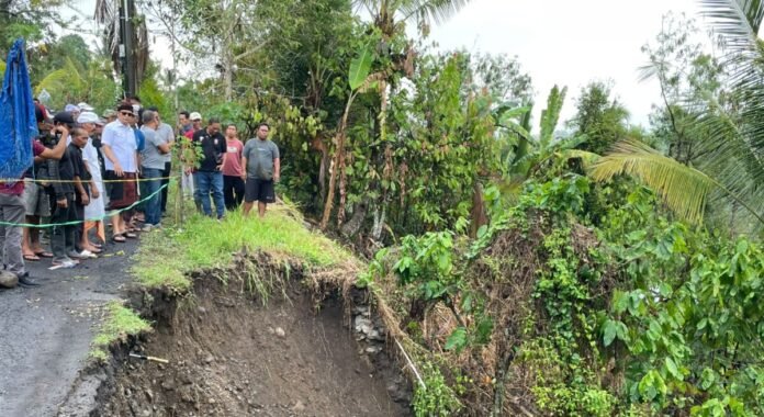 Bupati Jembrana Turun ke Lokasi Longsor, Perbaikan Jalan Terdampak Dikebut Bupati Jembrana Turun ke Lokasi Longsor, Perbaikan Jalan Terdampak Dikebut