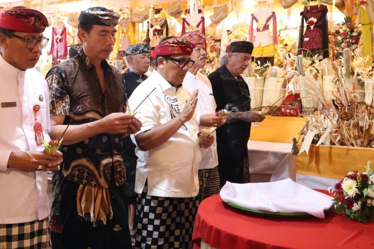 Bupati Sanjaya Hadiri Karya Pelebon di Baturiti, 26 Sawa Diupacarai Krama Kembang Merta