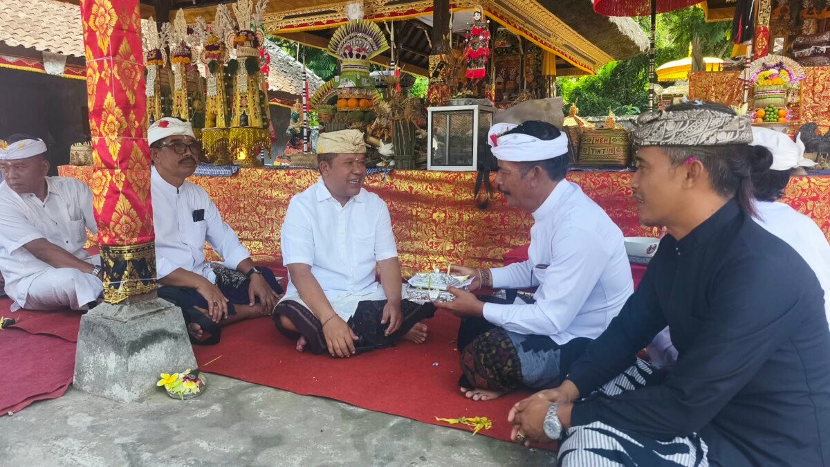 Bupati Bangli Sang Nyoman Sedana Arta mengikuti prosesi Tumpek Wayang di Desa Adat Tanggahan Talang Jiwa, Demulih, sebagai upaya melestarikan adat, tradisi, dan budaya Bali berlandaskan nilai Sad Kerthi. Bupati Bangli Sang Nyoman Sedana Arta mengikuti prosesi Tumpek Wayang di Desa Adat Tanggahan Talang Jiwa, Demulih, sebagai upaya melestarikan adat, tradisi, dan budaya Bali berlandaskan nilai Sad Kerthi.