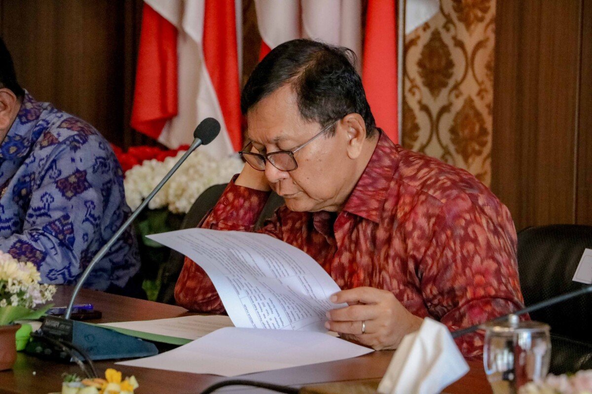 Bupati Buleleng I Nyoman Sutjidra memimpin pemaparan delapan rancangan produk hukum untuk memperkuat tata kelola pemerintahan dan kesejahteraan masyarakat. Bupati Buleleng I Nyoman Sutjidra memimpin pemaparan delapan rancangan produk hukum untuk memperkuat tata kelola pemerintahan dan kesejahteraan masyarakat.
