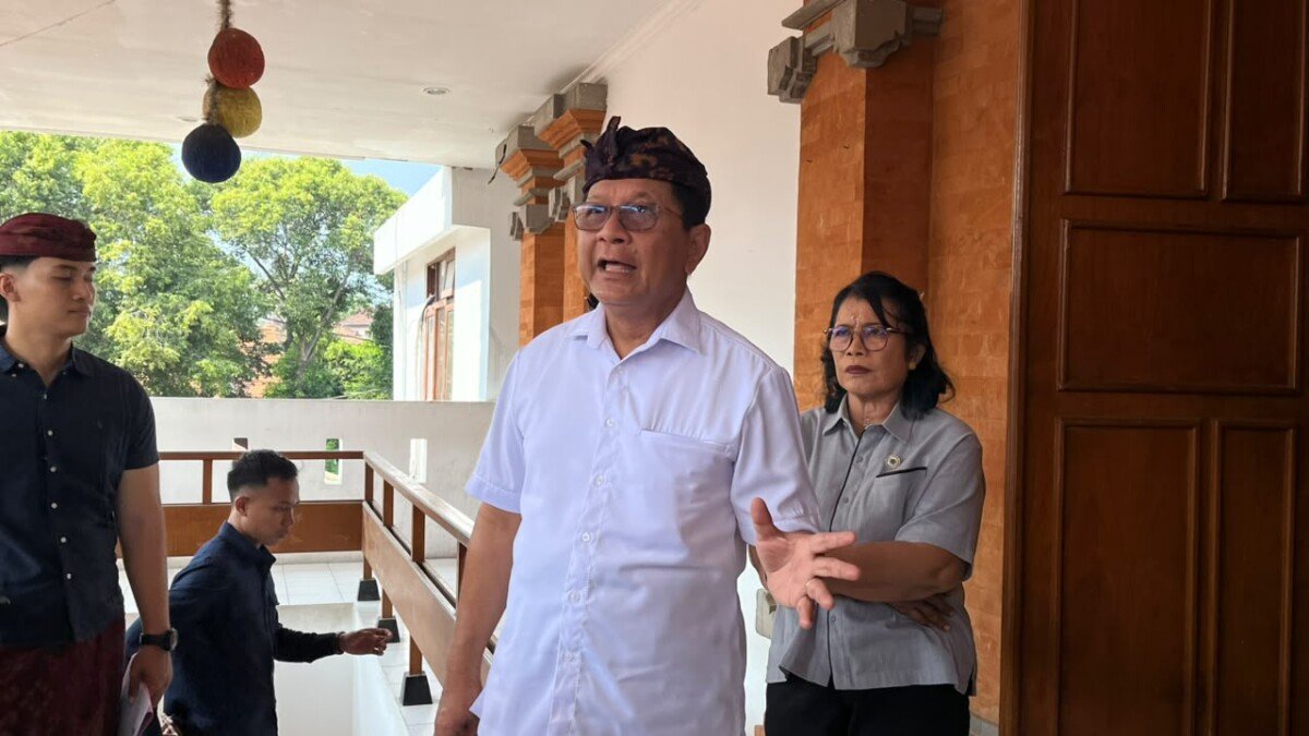 Bupati Buleleng I Nyoman Sutjidra menginstruksikan puskesmas menyiagakan tenaga medis dan ambulans serta mengimbau masyarakat tetap tenang dan membeli BBM sesuai kebutuhan.