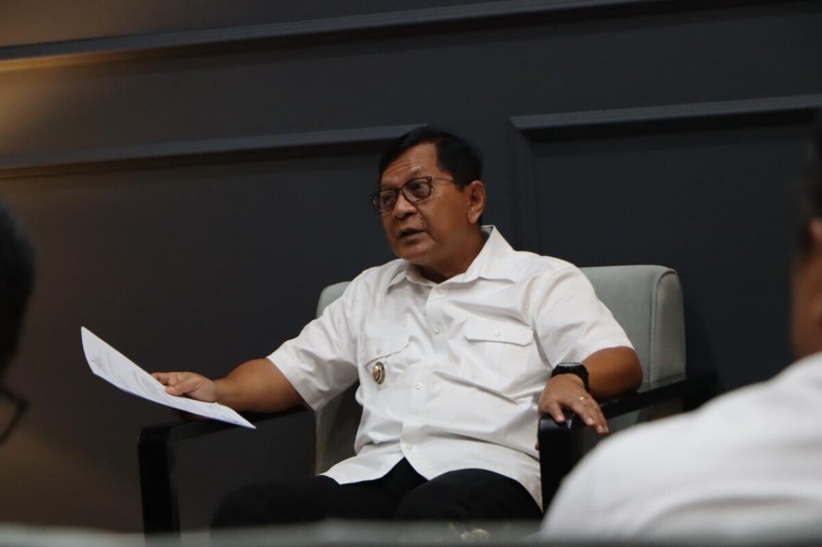 Bupati Buleleng I Nyoman Sutjidra menginstruksikan Disdagperinkop UKM turun langsung memantau distribusi BBM dan berkoordinasi dengan Pertamina untuk mengatasi antrean panjang akibat keterlambatan pengiriman pasokan. Bupati Buleleng I Nyoman Sutjidra menginstruksikan Disdagperinkop UKM turun langsung memantau distribusi BBM dan berkoordinasi dengan Pertamina untuk mengatasi antrean panjang akibat keterlambatan pengiriman pasokan.