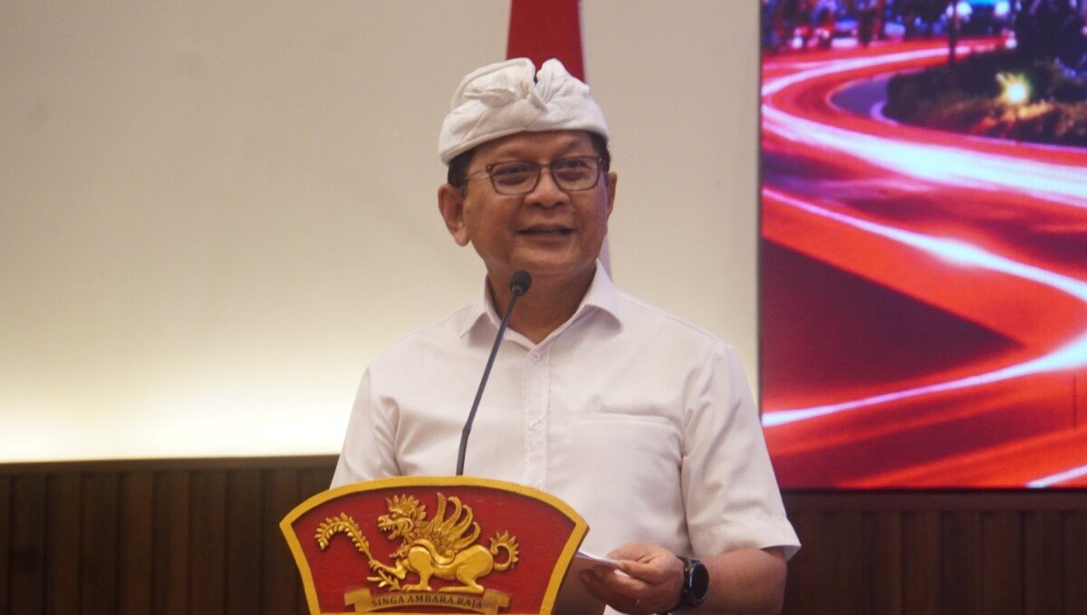 Bupati Buleleng I Nyoman Sutjidra mengimbau ASN bekerja dari rumah pada 15–17 Oktober 2026 guna mengurangi antrean BBM dan menekan kebutuhan bahan bakar sambil menunggu pasokan kembali normal. Bupati Buleleng I Nyoman Sutjidra mengimbau ASN bekerja dari rumah pada 15–17 Oktober 2026 guna mengurangi antrean BBM dan menekan kebutuhan bahan bakar sambil menunggu pasokan kembali normal.