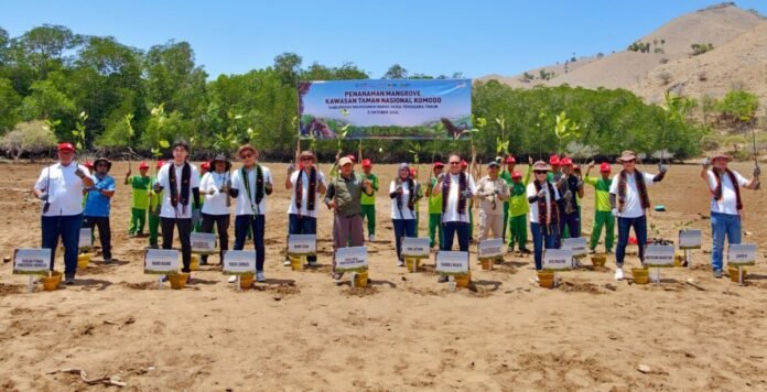 Jajaran pengurus Yayasan Astra Honda Motor bersama jajaran manajemen PT Mitra Pinasthika Mulia didampingi kepala Balai Taman Nasional Komodo, pemerintah daerah, Yayasan Pemuda Konservasi Indonesia, serta guru dan siswa SMP Negeri 4 Satap Pulau Komodo berfoto bersama usai menanam 10.000 bibit mangrove di Loh Sebita, Taman Nasional Komodo, Kabupaten Manggarai Barat, NTT (5/10). Jajaran pengurus Yayasan Astra Honda Motor bersama jajaran manajemen PT Mitra Pinasthika Mulia didampingi kepala Balai Taman Nasional Komodo, pemerintah daerah, Yayasan Pemuda Konservasi Indonesia, serta guru dan siswa SMP Negeri 4 Satap Pulau Komodo berfoto bersama usai menanam 10.000 bibit mangrove di Loh Sebita, Taman Nasional Komodo, Kabupaten Manggarai Barat, NTT (5/10).