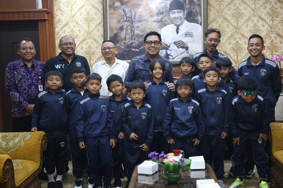 Wawali Denpasar Arya Wibawa mendukung Denpasar City FC berlaga di SingaCup 2026, Singapura, dengan mengirimkan tim KU-8 dan KU-10 serta bantuan Rp20 juta untuk mendukung pembinaan dan pengalaman bertanding internasional pemain muda. Wawali Denpasar Arya Wibawa mendukung Denpasar City FC berlaga di SingaCup 2026, Singapura, dengan mengirimkan tim KU-8 dan KU-10 serta bantuan Rp20 juta untuk mendukung pembinaan dan pengalaman bertanding internasional pemain muda.