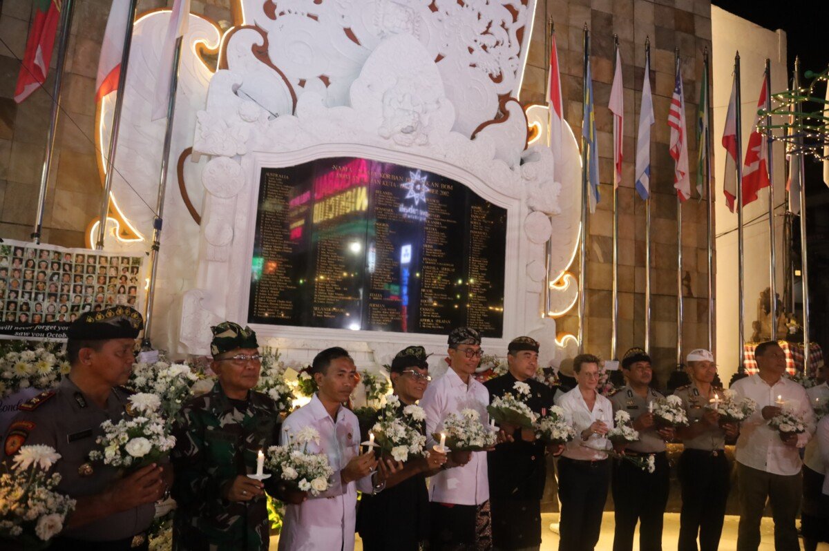 Asisten Bidang Administrasi Umum Kabupaten Badung, I Wayan Wijana saat hadiri doa bersama lintas agama di Monumen Ground Zero, Jalan Legian, Kuta, Senin (12/10). Asisten Bidang Administrasi Umum Kabupaten Badung, I Wayan Wijana saat hadiri doa bersama lintas agama di Monumen Ground Zero, Jalan Legian, Kuta, Senin (12/10).