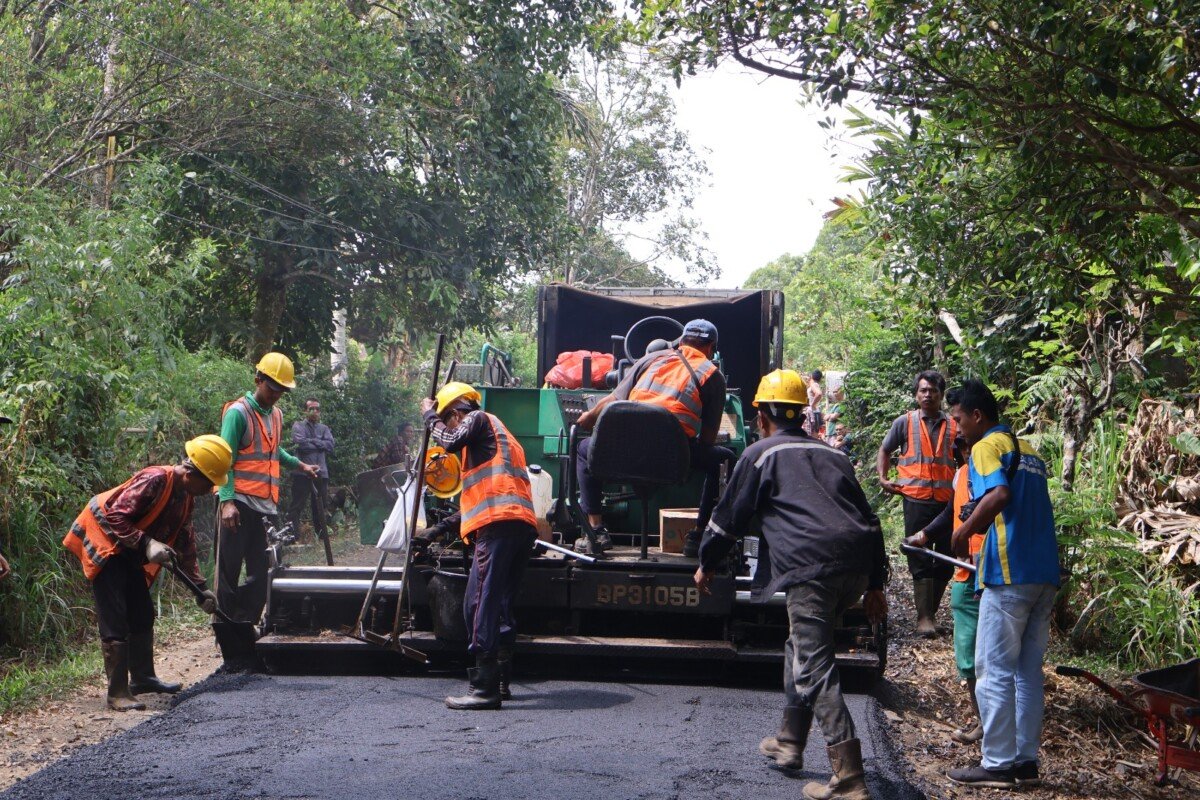 Pemkab Buleleng mengaspal 6,5 kilometer ruas jalan Dencarik hingga Munduk yang ditargetkan rampung Desember untuk mendukung mobilitas dan potensi wisata masyarakat.