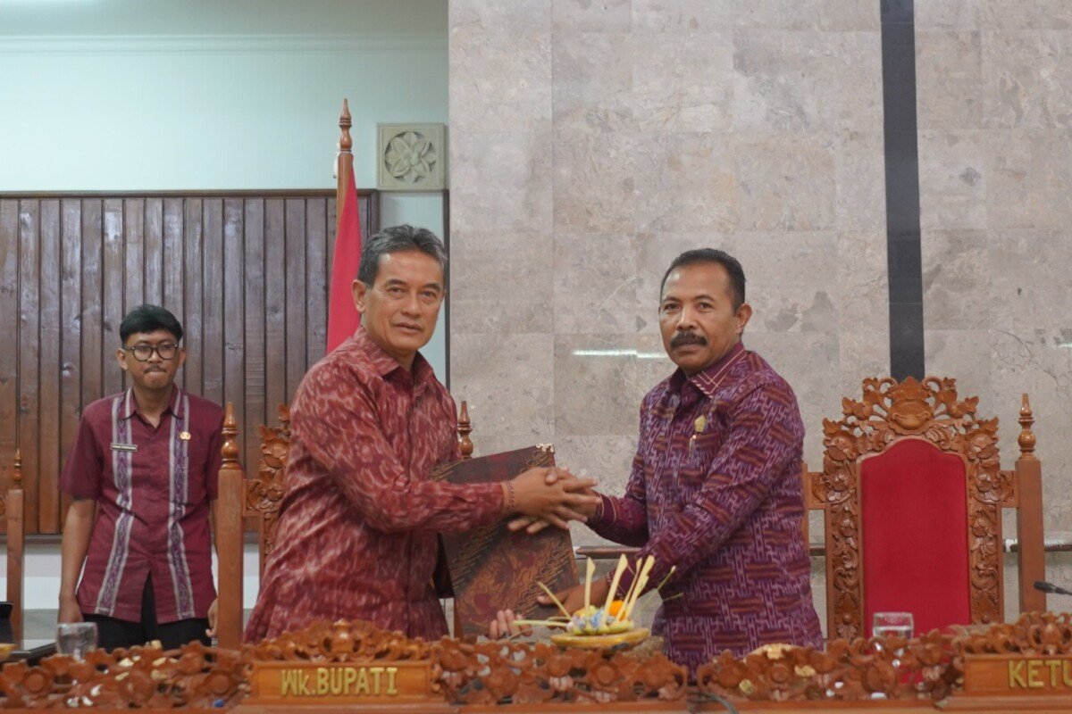 Ketua DPRD Buleleng, Ketut Ngurah Arya (kanan) menyerahkan pandangan umum frkasi-fraksi DPRD Buleleng ke Wakil Bupati Buleleng Gede Supriatna (kiri). Ketua DPRD Buleleng, Ketut Ngurah Arya (kanan) menyerahkan pandangan umum frkasi-fraksi DPRD Buleleng ke Wakil Bupati Buleleng Gede Supriatna (kiri).