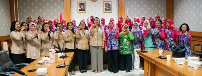 Ketua GOW Kabupaten Badung Nyonya Yunita Alit Sucipta menerima kunjungan GOW Kabupaten Kotabaru, Provinsi Kalimantan Selatan di Gedung Balai Budaya Giri Nata Mandala, Puspem Badung, Rabu (14/10).