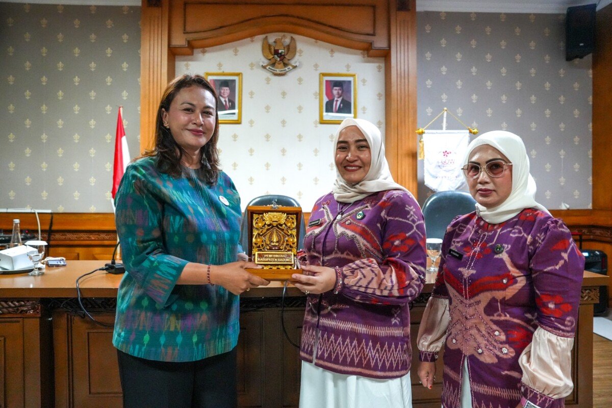 Ketua GOW Kabupaten Badung, Nyonya Yunita Alit Sucipta saat menerima kunjungan kerja GOW Kabupaten Tanah Bumbu, Provinsi Kalimantan Selatan di Sekretariat GOW, Balai Budaya Giri Nata Mandala, Puspem Badung, Selasa (27/10). Ketua GOW Kabupaten Badung, Nyonya Yunita Alit Sucipta saat menerima kunjungan kerja GOW Kabupaten Tanah Bumbu, Provinsi Kalimantan Selatan di Sekretariat GOW, Balai Budaya Giri Nata Mandala, Puspem Badung, Selasa (27/10).