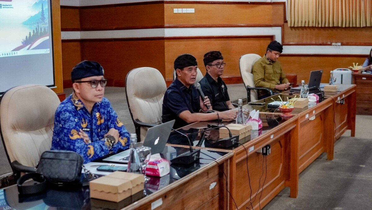 Wabup Buleleng Gede Supriatna mengajak generasi muda memaknai semangat Sumpah Pemuda dengan terus belajar, disiplin, dan berperan aktif dalam pembangunan daerah. Wabup Buleleng Gede Supriatna mengajak generasi muda memaknai semangat Sumpah Pemuda dengan terus belajar, disiplin, dan berperan aktif dalam pembangunan daerah.