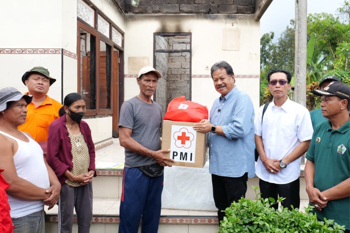 Wakil Bupati I Made Dirga mengunjungi dan menyerahkan bantuan kepada korban kebakaran di Desa Angseri, Baturiti, yang mengalami kerugian materiil sekitar Rp150 juta. Wakil Bupati I Made Dirga mengunjungi dan menyerahkan bantuan kepada korban kebakaran di Desa Angseri, Baturiti, yang mengalami kerugian materiil sekitar Rp150 juta.
