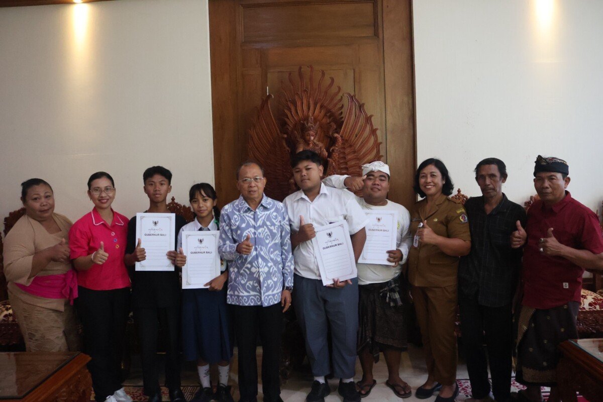 Gubernur Bali Salurkan Bantuan Pendidikan untuk Siswa Kurang Mampu Gubernur Bali Salurkan Bantuan Pendidikan untuk Siswa Kurang Mampu