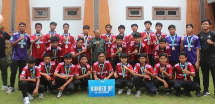 Gubernur Bali Wayan Koster mengapresiasi prestasi Bali United U-15 sebagai runner-up Piala Soeratin Nasional 2026 dengan menyiapkan bantuan pembinaan sebesar Rp100 juta untuk mendukung pengembangan talenta sepak bola muda Bali. Gubernur Bali Wayan Koster mengapresiasi prestasi Bali United U-15 sebagai runner-up Piala Soeratin Nasional 2026 dengan menyiapkan bantuan pembinaan sebesar Rp100 juta untuk mendukung pengembangan talenta sepak bola muda Bali.