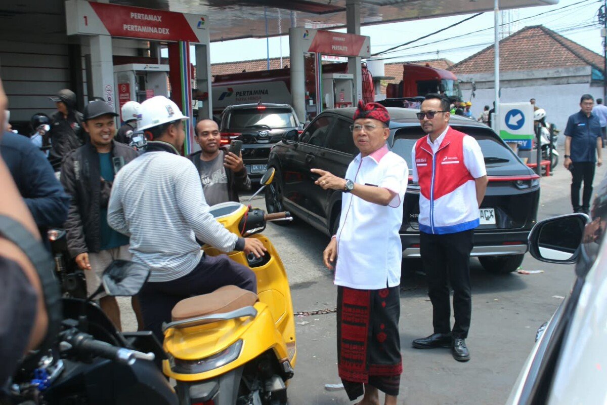 Gubernur Koster Pantau Depo Pertamina Pesanggaran Gubernur Koster Pantau Depo Pertamina Pesanggaran, Pasokan BBM Bali Ditambah Bertahap