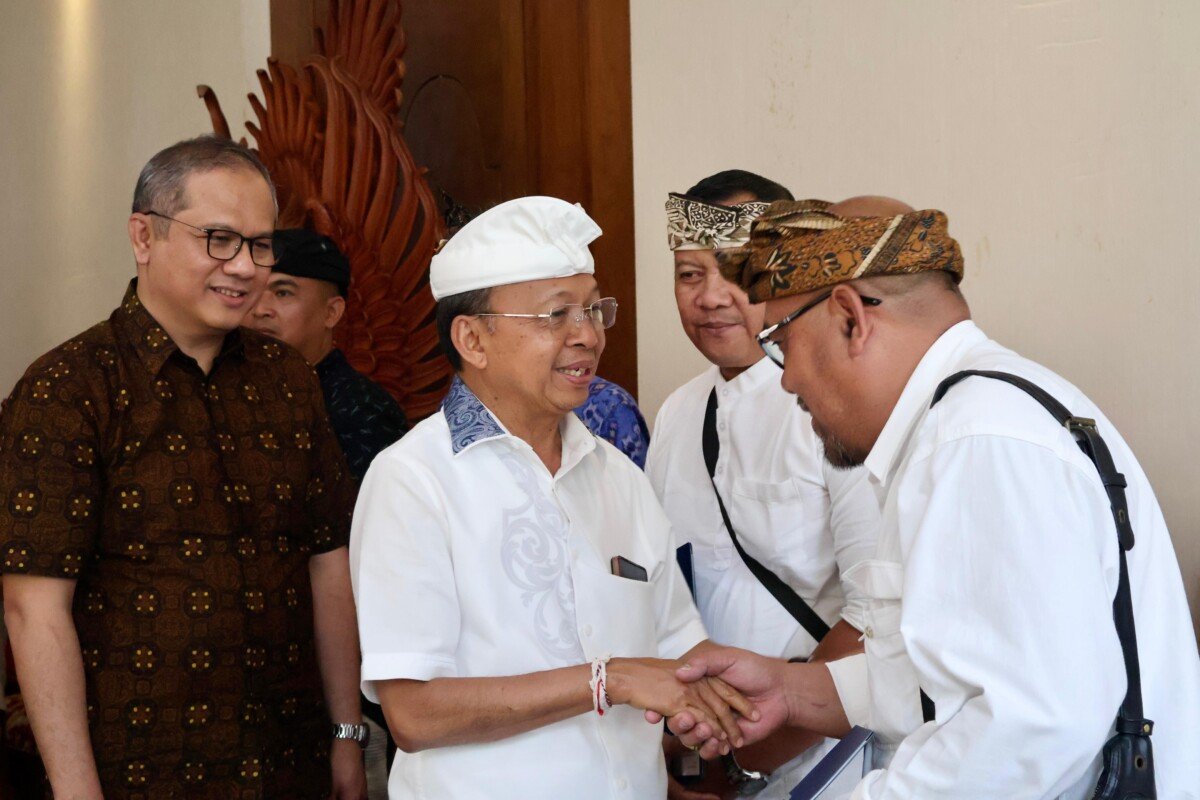 Gubernur Koster Serahkan CSR St Regis untuk Pelestarian Seni dan Budaya Bali, Nilainya hingga Rp350 Juta Gubernur Koster Serahkan CSR St Regis untuk Pelestarian Seni dan Budaya Bali, Nilainya hingga Rp350 Juta