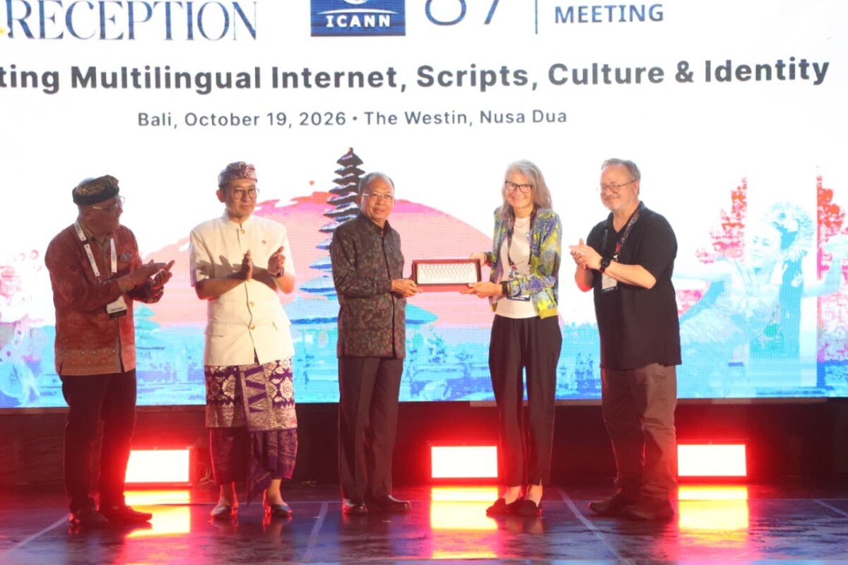 Gubernur Koster Serahkan Keyboard Aksara Bali kepada Menteri Kebudayaan di ICANN87 Gubernur Koster Serahkan Keyboard Aksara Bali kepada Menteri Kebudayaan di ICANN87