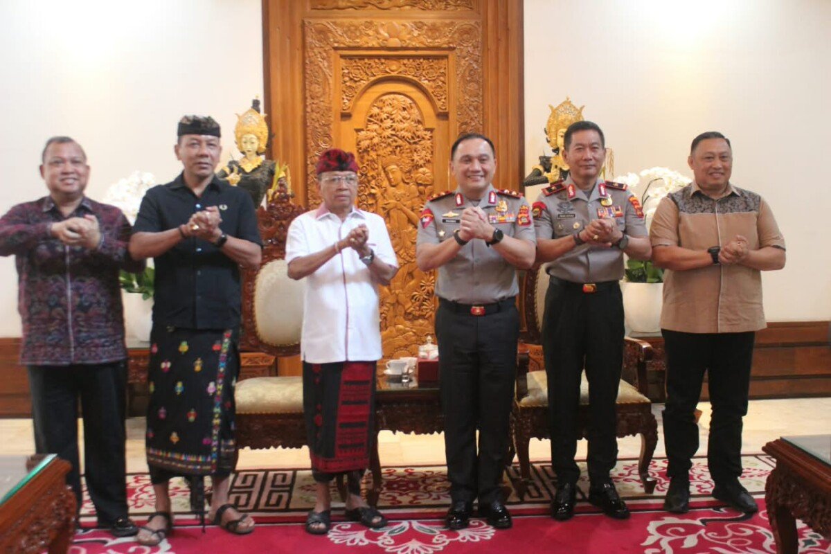 Gubernur Koster dan Kapolda Bali Bergerak Antrean BBM Gubernur Koster dan Kapolda Bali Bergerak Atasi Antrean BBM, Distribusi Pertamina Dikawal