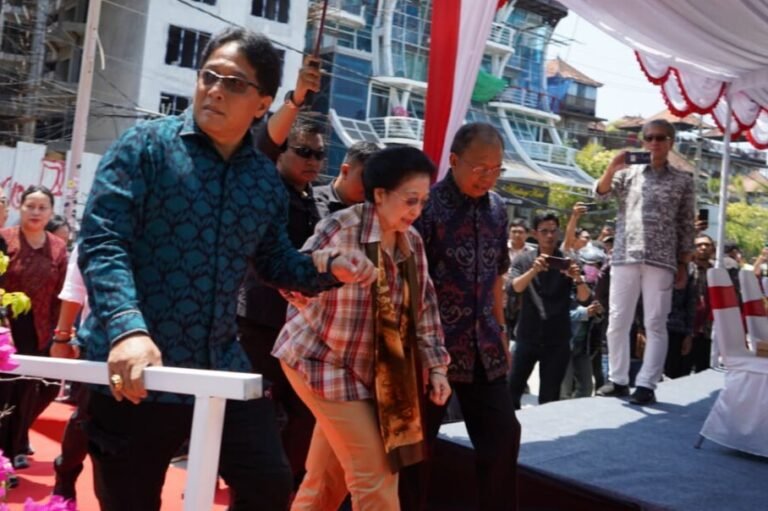 Gubernur Koster dan Wagub Giri Prasta Dampingi Megawati Tinjau Abrasi Pantai Kuta