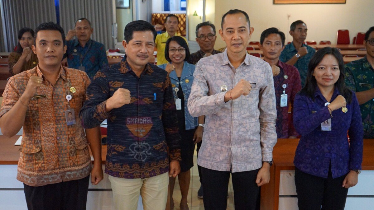Wabup Klungkung Tjokorda Gde Surya Putra memimpin rapat persiapan HUT ke-81 PGRI dan mendorong momentum tersebut menjadi ajang memperkuat solidaritas serta persatuan seluruh guru di Klungkung. Wabup Klungkung Tjokorda Gde Surya Putra memimpin rapat persiapan HUT ke-81 PGRI dan mendorong momentum tersebut menjadi ajang memperkuat solidaritas serta persatuan seluruh guru di Klungkung.