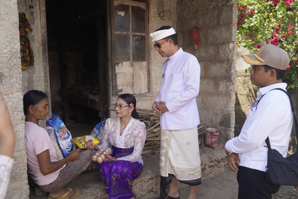 Bupati Klungkung I Made Satria menyalurkan bantuan sembako kepada tiga warga kurang mampu di Desa Batumadeg, Nusa Penida, sebagai bentuk kepedulian pemerintah dalam meringankan kebutuhan pokok masyarakat. Bupati Klungkung I Made Satria menyalurkan bantuan sembako kepada tiga warga kurang mampu di Desa Batumadeg, Nusa Penida, sebagai bentuk kepedulian pemerintah dalam meringankan kebutuhan pokok masyarakat.