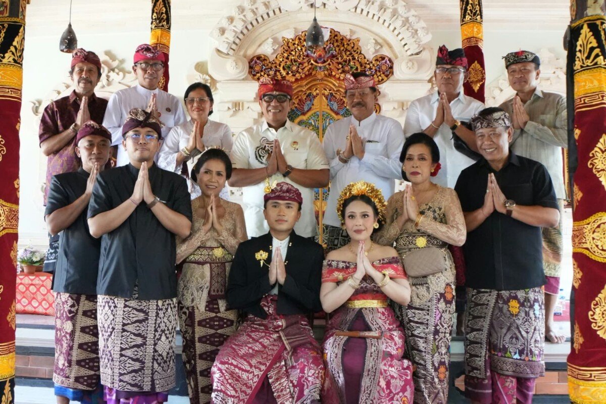 Bupati Tabanan I Komang Gede Sanjaya menghadiri pawiwahan di Desa Tangguntiti dan berpesan agar kedua mempelai berbakti kepada orang tua serta melestarikan tradisi Bali.