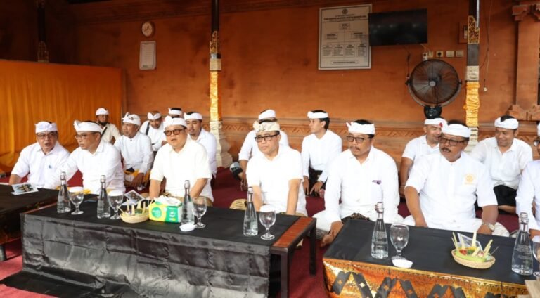 Hadiri Upacara di Pura Buwitan Pohgading, Wali Kota Jaya Negara Ajak Warga Perkuat Persaudaraan