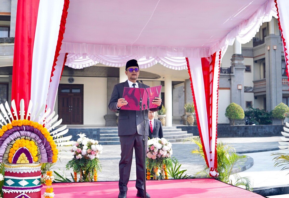 Wabup Bagus Alit Sucipta menjadi inspektur upacara saat Peringatan Hari Kesaktian Pancasila Tahun 2026 di Lapangan Mangupraja Mandala, Puspem Badung, Kamis (1/10). Wabup Bagus Alit Sucipta menjadi inspektur upacara saat Peringatan Hari Kesaktian Pancasila Tahun 2026 di Lapangan Mangupraja Mandala, Puspem Badung, Kamis (1/10).
