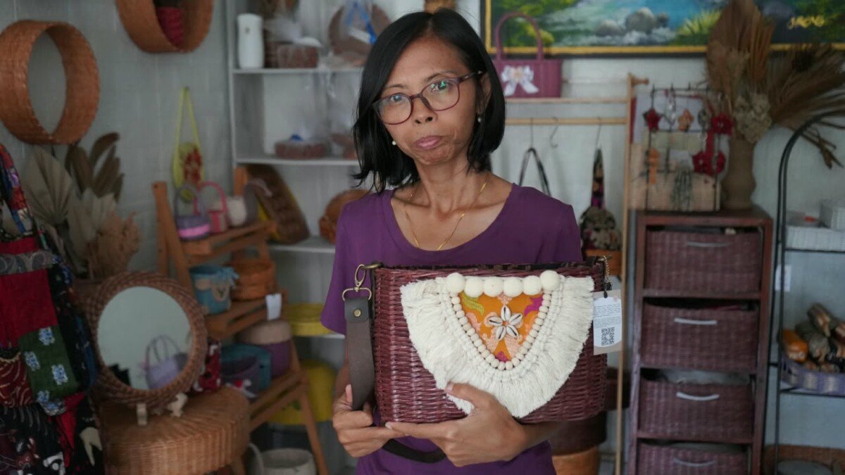 Luh Rusmiati mengembangkan Gegaen Lima Craft dengan mengolah limbah kertas menjadi beragam kerajinan bernilai ekonomi, yang kini telah menjangkau pasar lokal hingga mancanegara. Luh Rusmiati mengembangkan Gegaen Lima Craft dengan mengolah limbah kertas menjadi beragam kerajinan bernilai ekonomi, yang kini telah menjangkau pasar lokal hingga mancanegara.