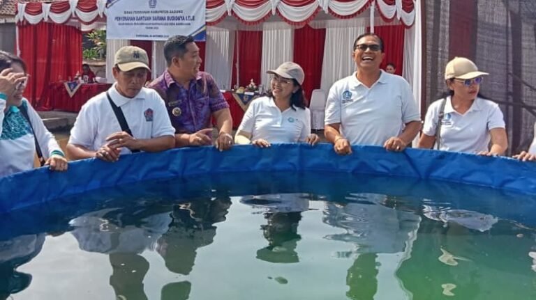 Ketua TP. PKK Badung, Nyonya Rasniathi Adi Arnawa saat menyerahkan bantuan sarana budidaya ikan lele kepada Kelompok Pembudidaya Ikan Mina Utama di Banjar Menesa, Desa Darmasaba, Kecamatan Abiansemal, Selasa (20/10).