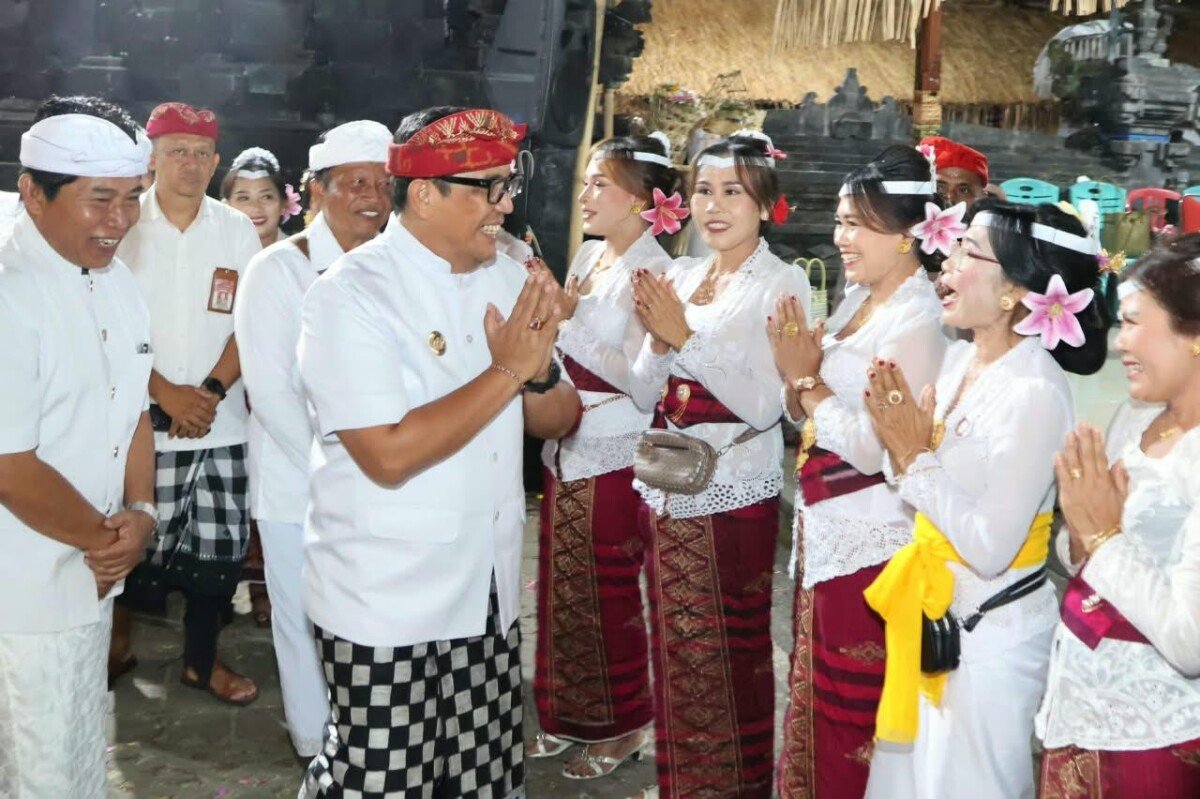 Bupati Tabanan I Komang Gede Sanjaya menghadiri Karya Tawur Agung di Pura Dalem Desa Adat Bajera sebagai bentuk dukungan terhadap pelestarian adat, tradisi, dan semangat gotong royong krama.