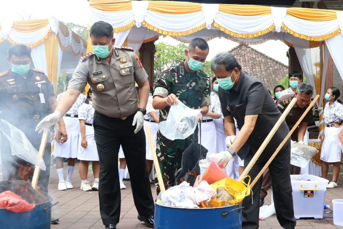Kejaksaan Negeri Tabanan memusnahkan barang bukti dari 38 perkara inkracht, termasuk 25 perkara narkotika, sekaligus mengedukasi pelajar tentang bahaya penyalahgunaan narkoba. Kejaksaan Negeri Tabanan memusnahkan barang bukti dari 38 perkara inkracht, termasuk 25 perkara narkotika, sekaligus mengedukasi pelajar tentang bahaya penyalahgunaan narkoba.
