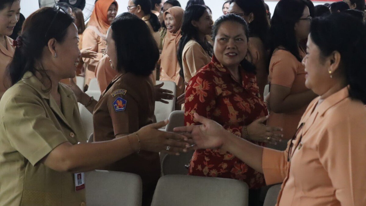 DWP Kabupaten Buleleng memperkuat peran orang tua dalam mencegah kekerasan terhadap anak melalui sosialisasi dan pengenalan inovasi BESTIE Buleleng yang mendorong edukasi, empati, serta kepedulian antar teman sebaya. DWP Kabupaten Buleleng memperkuat peran orang tua dalam mencegah kekerasan terhadap anak melalui sosialisasi dan pengenalan inovasi BESTIE Buleleng yang mendorong edukasi, empati, serta kepedulian antar teman sebaya.
