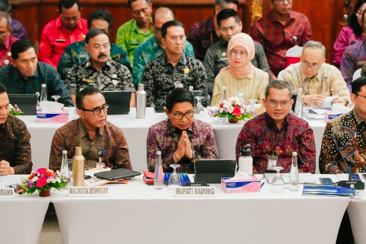 Bupati Adi Arnawa mendampingi Gubernur Wayan Koster saat menerima kunjungan kerja Tim Banggar DPR RI di Gedung Wiswa Sabha Utama, Kantor Gubernur Bali, Jumat (2/10).