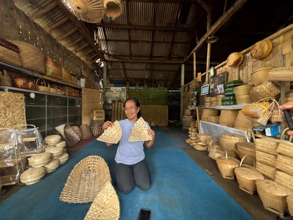 Ni Nengah Kartini mengembangkan Rumpun Bambu Bangli dari modal KUR BRI Rp5 juta hingga melibatkan 30 tenaga kerja, memasok dekorasi vila dan hotel, serta naik kelas menjadi nasabah KUPRA BRI. Ni Nengah Kartini mengembangkan Rumpun Bambu Bangli dari modal KUR BRI Rp5 juta hingga melibatkan 30 tenaga kerja, memasok dekorasi vila dan hotel, serta naik kelas menjadi nasabah KUPRA BRI.