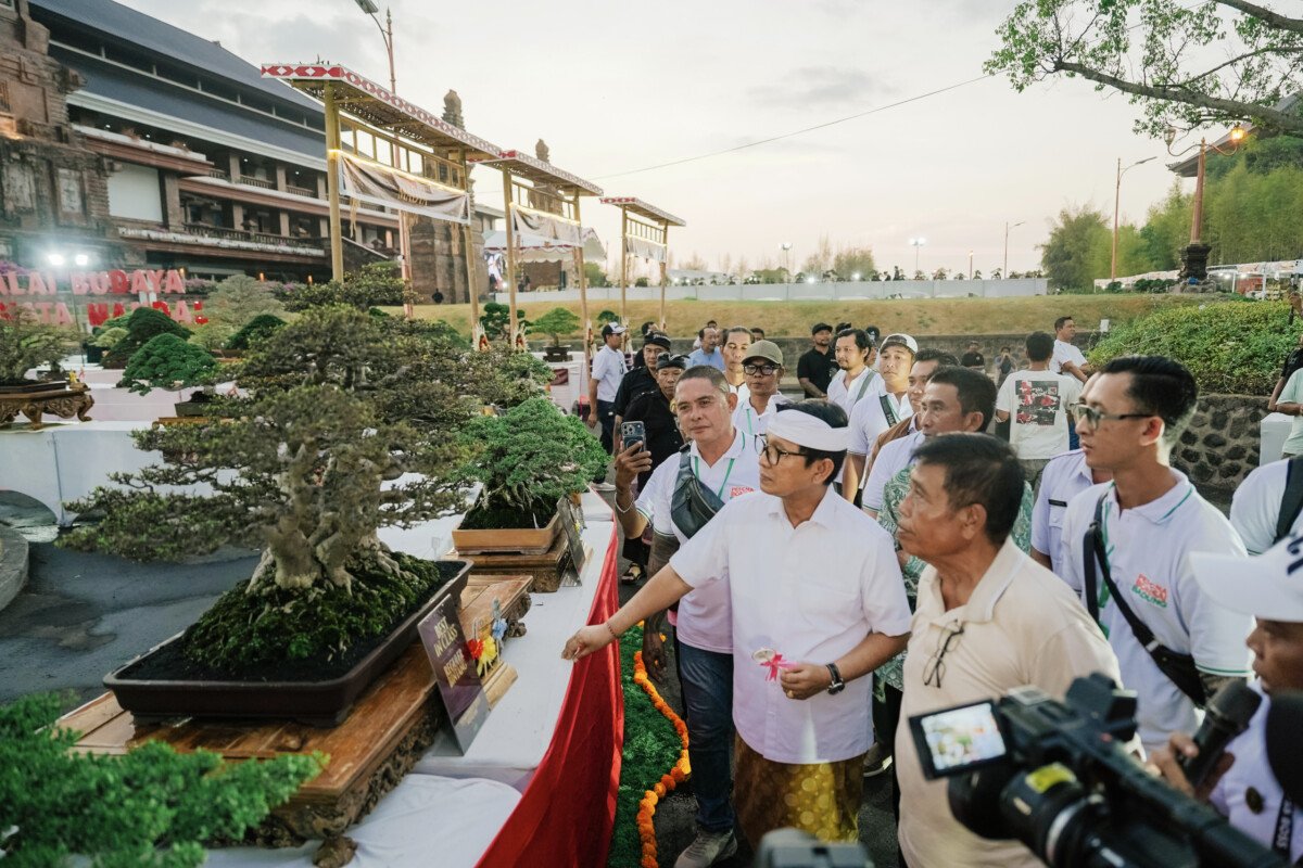 Bupati Wayan Adi Arnawa saat Kontes dan Pameran Nasional Pesona Bonsai dan Suiseki Badung 2026 di Lapangan Balai Budaya Giri Nata Mandala, Puspem Kabupaten Badung, Rabu (21/10). Bupati Wayan Adi Arnawa saat Kontes dan Pameran Nasional Pesona Bonsai dan Suiseki Badung 2026 di Lapangan Balai Budaya Giri Nata Mandala, Puspem Kabupaten Badung, Rabu (21/10).