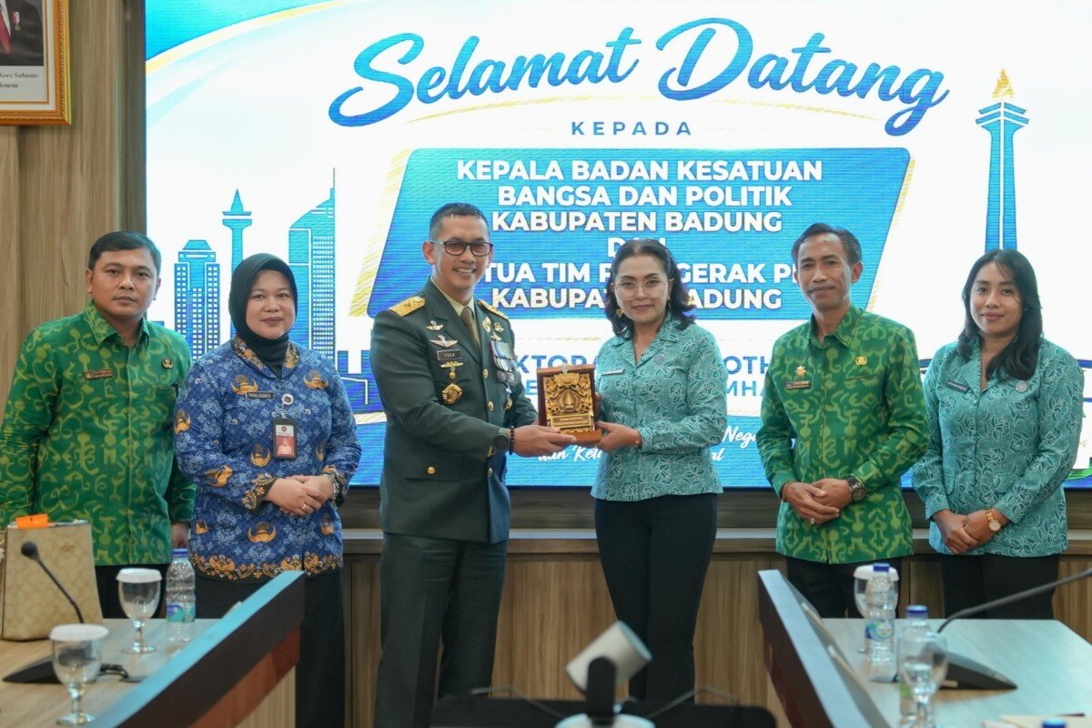 Nyonya Rasniathi Adi Arnawa memimpin rombongan TP. PKK Kabupaten Badung bersama Kesbangpol Kabupaten Badung melaksanakan studi komprehensif ke 2 lembaga tinggi negara di Jakarta, Rabu (28/10). Nyonya Rasniathi Adi Arnawa memimpin rombongan TP. PKK Kabupaten Badung bersama Kesbangpol Kabupaten Badung melaksanakan studi komprehensif ke 2 lembaga tinggi negara di Jakarta, Rabu (28/10).